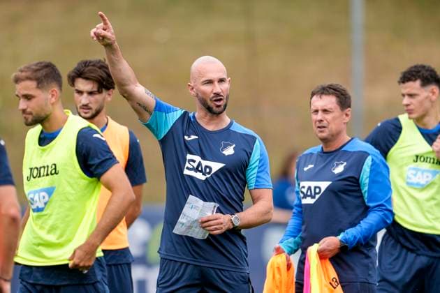 Christian Ilzer coach, head coach, Hoffenheim , gives instructions, gestures, gesticulates with arms, single image, single photo, action, action, 06 07 2025, Zuzenhausen Germany , football, Bundesliga, training kick-off TSG 1899 Hoffenheim, DFB DFL REGULATIONS PROHIBIT ANY USE OF PHOTOGRAPHS AS IMAGE SEQUENCES AND OR QUASI VIDEO xozx
