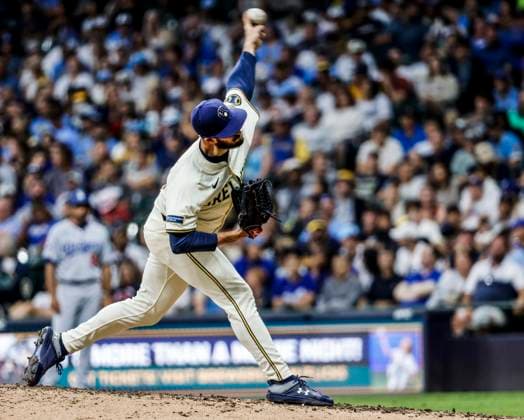 Milwaukee Brewers relief pitcher Aaron Ashby throws in the seventh inning of the MLB, Baseball Herren, USA game between the Los Angeles Dodgers and the Milwaukee Brewers at American Family Field in Milwaukee, Wisconsin, on Monday, July 7, 2025.  MIL20250707827 TANNENxMAURY