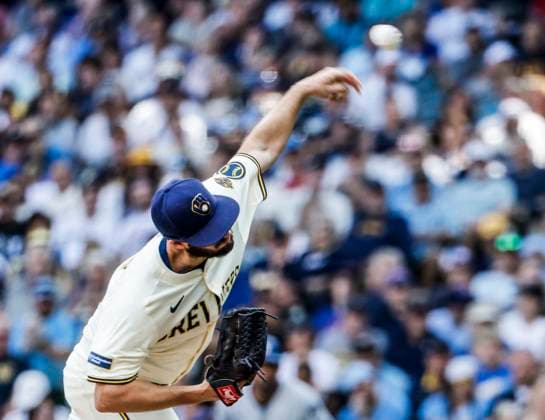 Milwaukee Brewers relief pitcher Aaron Ashby throws in the seventh inning of the MLB, Baseball Herren, USA game between the Los Angeles Dodgers and the Milwaukee Brewers at American Family Field in Milwaukee, Wisconsin, on Wednesday, July 9, 2025.  MIL20250709820 TANNENxMAURY