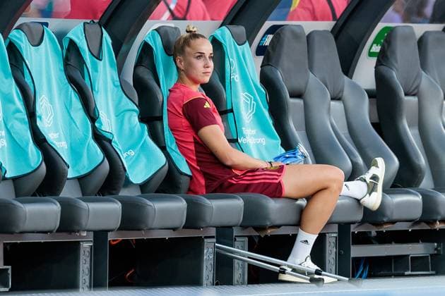 UEFA Womens Euro 2025 Sweden Germany 12 07 2025 Giulia Gwinn Germany, 7 on the bench with crutches UEFA Womens Euro 2025 Sweden Germany Zurich, Letzigrund on 12 07 2025 Copyright: xBEAUTIFULxSPORTS Wunderlx