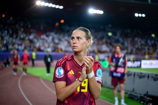 Klara Buehl Germany, 19 is disappointed about the 4 1 defeat and thanks the numerous German fans who traveled with her on a lap of honor, SUI, Sweden vs. Germany, Football, UEFA Womens Euro 2025, Group C, Matchday 3, Season 2024 2025, 12 07 2025 SUI, Sweden vs. Germany, Football, UEFA Womens Euro 2025, Group C, Matchday 3, Season 2024 2025, 12 07 2025 Zuerich Copyright: xEibner-Pressefoto Memmlerx EP_MMR