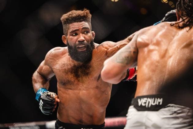 July 13, 2025, Nashville, Tn, United State: Max Griffin fights Chris Curtis in a Welterweight bout during the UFC Nashville: Lewis vs Teixeira at Bridgestone Arena on July 13, 2025 in Nashville, TN, United State. ( PxImages) Nashville United State - ZUMAp175 20250713_zsa_p175_077 Copyright: xDannyxPerezx