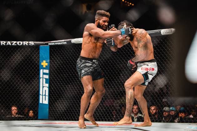 July 13, 2025, Nashville, Tn, United State: Max Griffin fights Chris Curtis in a Welterweight bout during the UFC Nashville: Lewis vs Teixeira at Bridgestone Arena on July 13, 2025 in Nashville, TN, United State. ( PxImages) Nashville United State - ZUMAp175 20250713_zsa_p175_080 Copyright: xDannyxPerezx