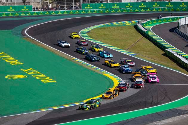 Sport Bilder des Tages FIA WEC - 6 HOURS OF SAO PAULO 2025 Start of the race, 10 BARRICHELLO Eduardo (bra), McINTOSH Anthony (usa), HASSE-CLOT Valentin (fra), Racing Spirit of LÃ man, Aston Martin Vantage AMR GT3 Evo 10, LM GT3, action during the Rolex 6 Hours of Sao Paulo 2025, 5th round of the 2025 FIA World Endurance Championship, from July 11 to 13, 2025 on the Interlagos Circuit in Sao Paulo, Brazil - Sao PauloBrazil Copyright: xJULIENxDELFOSSEx