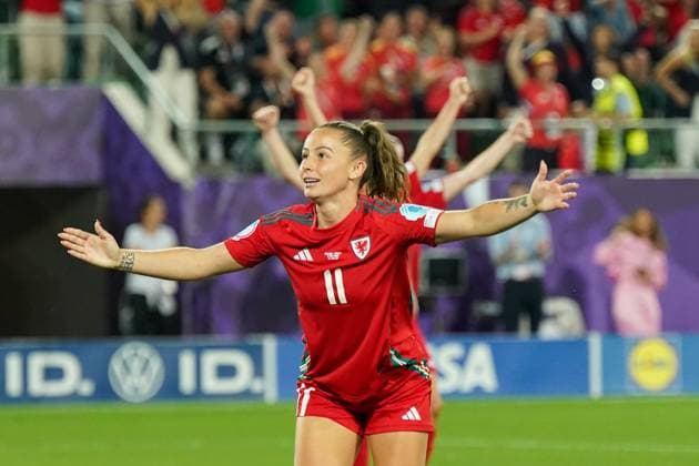 UEFA Womens EURO 2025 Womens European Championship preliminary round, matchday 3 England vs Wales Kybunpark St Gallen, Switzerland Goal and celebration for the 5-1 equalizer and huge cheers for goal scorer Hannah Cain Wales, 11 Joy, emotions, jubilation, fans Copyright: xJOERANxSTEINSIEKx