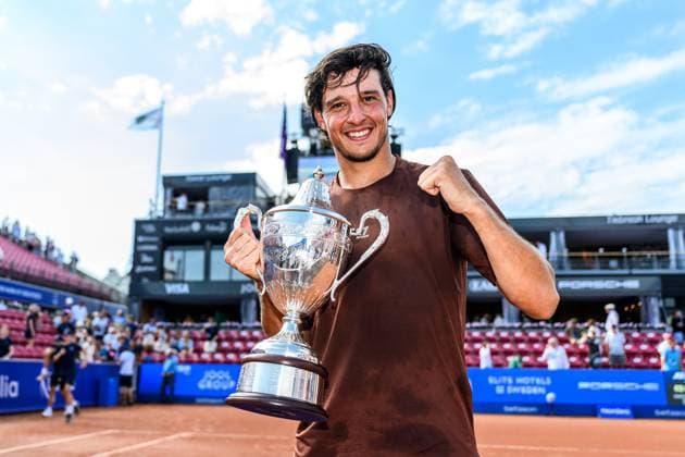 250720 Luciano Darderi of Italy celebrates with the trophy after the singles final tennis match during day 8 on July 20, 2025 in Bastad Photo Mathilda Schuler BILDBYRAN kod MA MA0849 tennis atp 250 nordea open bbeng jubel  Copyright: MATHILDAxSCHULER BB250720MA069