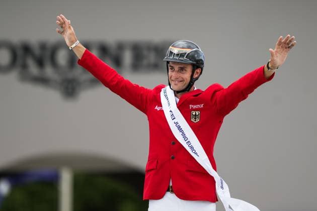 250720 Richard Vogel of Germany celebrates at the prize ceremony after the individual final at the 2025 FEI Jumping European Championship on July 20, 2025 in A Coruna Photo Emma Wallskog BILDBYRAN COP 320 EW0554 ridsport equestrian hoppnings em sweden 2025 fei jumping european championship bbeng individuell final em em i hoppning jubel  Copyright: EMMAxWALLSKOG BB250720EW077