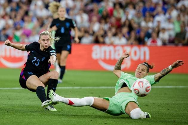 Geneva, Switzerland, July 22nd 2025: Alessia Russo (23 England) and Elena Linari (5 Italy) in action during the UEFA Womens EURO 2025 Semi-Final match between England and Italy at Stade de Geneve in Geneva, Switzerland. (Pedro Porru SheKicks SPP) Copyright: xPedroxPorrux xSheKicksx xSPPx spp-en-PePoSh-7J9A0396_DxO