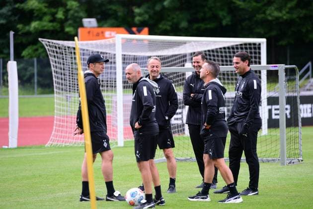 25 07 2025 Rottach Egern Fußball, Herren, Saison 2025 2026, Trainingslager Borussia Moenchengladbach Das Gladbacher Trainerteam v li Guido Streichsbier Co Trainer Gladbach , Oliver Neuville Co Trainer Gladbach , Patrick Schnarwiler Co Trainer Gladbach , David Zibung Sportkoordinator Lizenz, Gladbach , Nicolas Dyon Atheliktrainer Gladbach , Gerardo Seoane Trainer Gladbach DFL regulations prohibit any use of photographs as image sequences and or quasi video Stadion Am Birkenmoos Bayern Germany