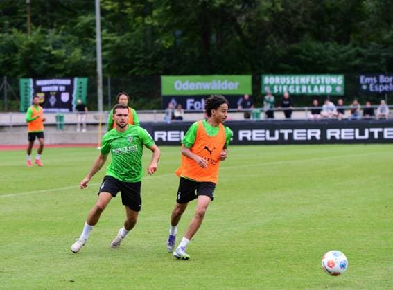 25 07 2025 Rottach Egern Fussball, Herren, Saison 2025 2026, Trainingslager Borussia Moenchengladbach v li Kevin Stoeger Gladbach , Wael Mohya Gladbach DFL regulations prohibit any use of photographs as image sequences and or quasi video Stadion Am Birkenmoos Bayern Germany