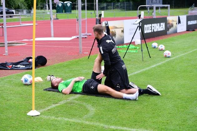 25 07 2025 Rottach Egern Football, Men, Season 2025 2026, Training camp Borussia Moenchengladbach Nico Elvedi Gladbach, on the ground with athletics coach Jonas Bode, re DFL regulations prohibit any use of photographs as image sequences and or quasi video Stadion Am Birkenmoos Bayern Germany