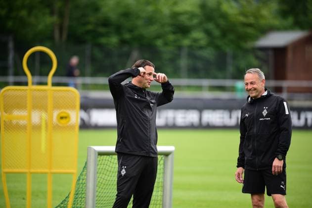 25 07 2025 Rottach Egern Football, Men, Season 2025 2026, Training camp Borussia Moenchengladbach In conversation f li Gerardo Seoane Coach Gladbach , Patrick Schnarwiler Co Coach Gladbach DFL regulations prohibit any use of photographs as image sequences and or quasi video Stadion Am Birkenmoos Bayern Germany