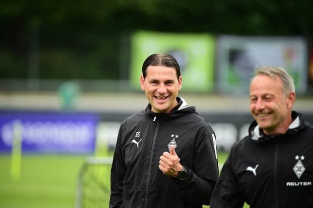 25 07 2025 Rottach Egern Football, Men, Season 2025 2026, Training camp Borussia Moenchengladbach Gerardo Seoane Coach Gladbach, left with best mood front right Patrick Schnarwiler Co Coach Gladbach DFL regulations prohibit any use of photographs as image sequences and or quasi video Stadion Am Birkenmoos Bayern Germany