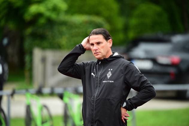 25 07 2025 Rottach Egern Football, Men, Season 2025 2026, Training camp Borussia Moenchengladbach Thoughtful Gerardo Seoane Coach Gladbach DFL regulations prohibit any use of photographs as image sequences and or quasi video Stadion Am Birkenmoos Bayern Germany