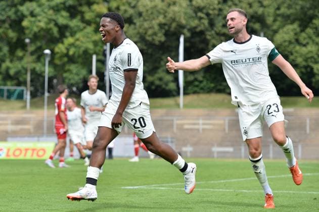 Soccer Men Regionalliga West Season 2025 2026 1 Matchday Borussia Mönchengladbach U23 Fortuna Düsseldorf U23 on 26 07 2025 at Grenzlandstadion in Mönchengladbach Goal celebration to 1 0 by Josiah Kaled Uwakhonye Borussia Mönchengladbach U23 , left Michel Lieder Borussia Mönchengladbach U23 , right Nordrhein Westfalen Germany