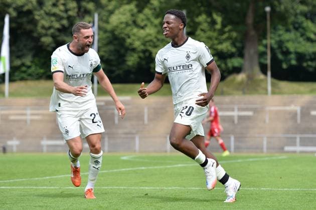 Soccer Men Regionalliga West Season 2025 2026 1 Matchday Borussia Mönchengladbach U23 Fortuna Düsseldorf U23 on 26 07 2025 at Grenzlandstadion in Mönchengladbach Michel Lieder Borussia Mönchengladbach U23 , left is happy with Josiah Kaled Uwakhonye Borussia Mönchengladbach U23 , right about the 1 0 North Rhine Westphalia Germany