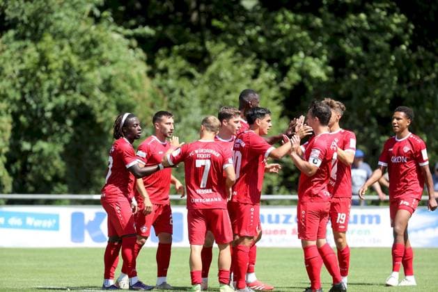 28 06 2025, xfsx, Herren, Fußball, Saison 2025 2026, Testspiel TSV Karlburg FC Wuerzburger Kickers v li Spieler des FC Wuerzburger Kickers mit Torjubel, celebrate the goal, goal celebration, Jubel über das Tor zum 0 1 Karlstadt Karlburg Fundamentun Sportpark Deutschland