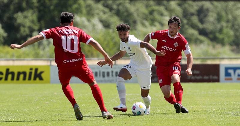 28 06 2025, xfsx, Men, Soccer, Season 2025 2026, Test match TSV Karlburg FC Wuerzburger Kickers v li Eroll Zejnullahu FC Wuerzburger Kickers , Fabio Tudor TSV Karlburg , Peter Kurzweg FC Wuerzburger Kickers Karlstadt Karlburg Fundamentun Sportpark Germany