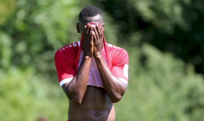 28 06 2025, xfsx, Herren, Fußball, Saison 2025 2026, Testspiel TSV Karlburg FC Wuerzburger Kickers v li Tarsis Bonga FC Wuerzburger Kickers enttaeuschtend schauen, Enttaeuschung, disappointed, Einzelbild Karlstadt Karlburg Fundamentun Sportpark Deutschland