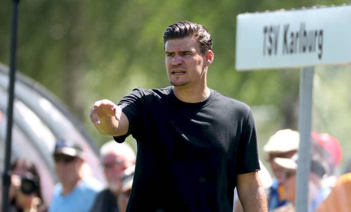 28 06 2025, xfsx, Herren, Fußball, Saison 2025 2026, Testspiel TSV Karlburg FC Wuerzburger Kickers v li Trainer Christopher Bieber TSV Karlburg gibt Anweisungen, gestikuliert, mit den Armen gestikulieren, gives instructions, gesticulate, Einzelbild Karlstadt Karlburg Fundamentun Sportpark Deutschland