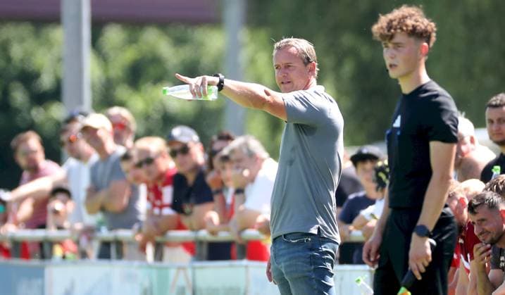 28 06 2025, xfsx, Herren, Fußball, Saison 2025 2026, Testspiel TSV Karlburg FC Wuerzburger Kickers v li Trainer Marc Reitmaier FC Wuerzburger Kickers gibt Anweisungen, gestikuliert, mit den Armen gestikulieren, gives instructions, gesticulate, Einzelbild Karlstadt Karlburg Fundamentun Sportpark Deutschland
