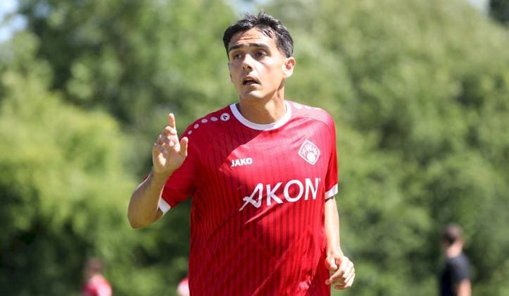 28 06 2025, xfsx, Herren, Fußball, Saison 2025 2026, Testspiel TSV Karlburg FC Wuerzburger Kickers v li Eroll Zejnullahu FC Wuerzburger Kickers gibt Anweisungen, gestikuliert, mit den Armen gestikulieren, gives instructions, gesticulate, Einzelbild Karlstadt Karlburg Fundamentun Sportpark Deutschland