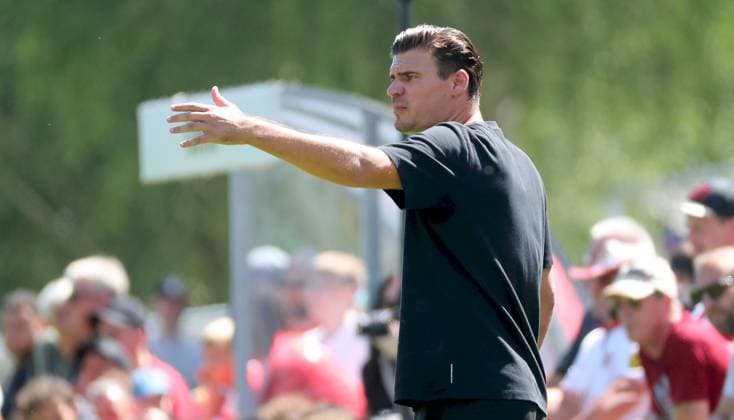28 06 2025, xfsx, Herren, Fußball, Saison 2025 2026, Testspiel TSV Karlburg FC Wuerzburger Kickers v li Trainer Christopher Bieber TSV Karlburg gibt Anweisungen, gestikuliert, mit den Armen gestikulieren, gives instructions, gesticulate, Einzelbild Karlstadt Karlburg Fundamentun Sportpark Deutschland
