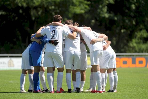 28 06 2025, xfsx, Men, Soccer, Season 2025 2026, Test match TSV Karlburg FC Wuerzburger Kickers v li Players of TSV Karlburg gather with a team circle, team circle, speech, motivation, before the kick-off a Karlstadt Karlburg Fundamentun Sportpark Germany