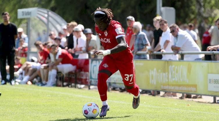 28 06 2025, xfsx, Herren, Fußball, Saison 2025 2026, Testspiel TSV Karlburg FC Wuerzburger Kickers v li Eliot Muteba FC Wuerzburger Kickers , Freisteller, Einzelbild, Aktion Karlstadt Karlburg Fundamentun Sportpark Deutschland