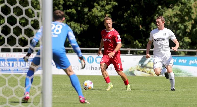 28 06 2025, xfsx, Men, Soccer, Season 2025 2026, Test match TSV Karlburg FC Wuerzburger Kickers from left Linus Eiselein TSV Karlburg , Maximillian Fesser FC Wuerzburger Kickers , Sebastian Fries TSV Karlburg Karlstadt Karlburg Fundamentun Sportpark Germany
