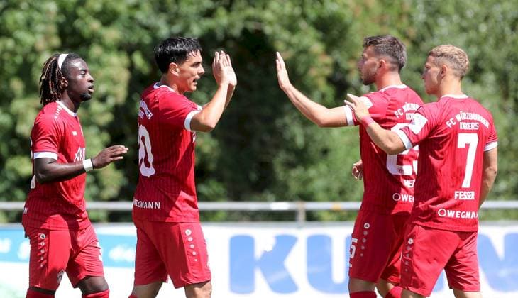 28 06 2025, xfsx, Herren, Fußball, Saison 2025 2026, Testspiel TSV Karlburg FC Wuerzburger Kickers v li Eliot Muteba FC Wuerzburger Kickers , Eroll Zejnullahu FC Wuerzburger Kickers , Dominik Meisel FC Wuerzburger Kickers , Maximillian Fesser FC Wuerzburger Kickers mit Torjubel, celebrate the goal, goal celebration, Jubel über das Tor zum 0 1 Karlstadt Karlburg Fundamentun Sportpark Deutschland