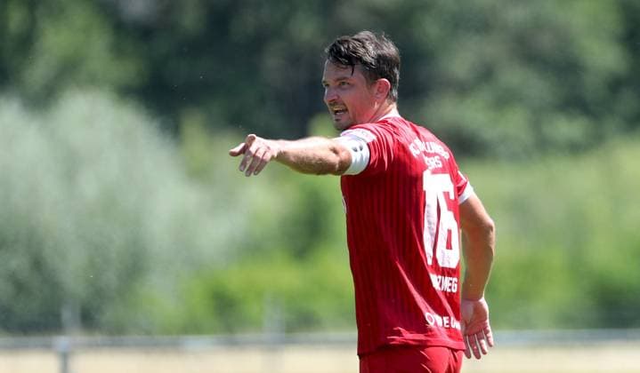 28 06 2025, xfsx, Herren, Fußball, Saison 2025 2026, Testspiel TSV Karlburg FC Wuerzburger Kickers v li Peter Kurzweg FC Wuerzburger Kickers gibt Anweisungen, gestikuliert, mit den Armen gestikulieren, gives instructions, gesticulate, Einzelbild Karlstadt Karlburg Fundamentun Sportpark Deutschland