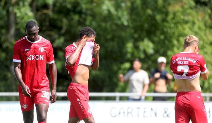 28 06 2025, xfsx, Herren, Fußball, Saison 2025 2026, Testspiel TSV Karlburg FC Wuerzburger Kickers v li Tarsis Bonga FC Wuerzburger Kickers , Liam Omore FC Wuerzburger Kickers , Maximillian Fesser FC Wuerzburger Kickers enttaeuschtend, Enttaeustung, disappointed Karlstadt Karlburg Fundamentun Sportpark Germany