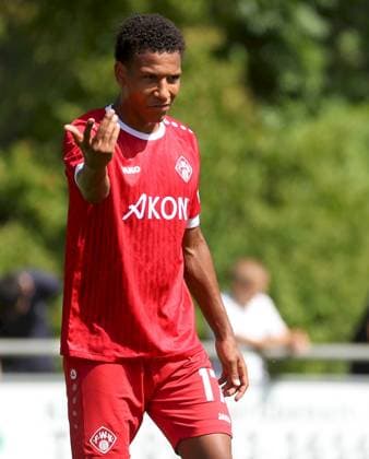 28 06 2025, xfsx, Herren, Fußball, Saison 2025 2026, Testspiel TSV Karlburg FC Wuerzburger Kickers v li Liam Omore FC Wuerzburger Kickers gibt Anweisungen, gestikuliert, mit den Armen gestikulieren, gives instructions, gesticulate, Einzelbild Karlstadt Karlburg Fundamentun Sportpark Deutschland