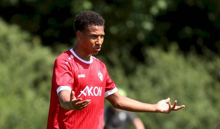 28 06 2025, xfsx, Herren, Fußball, Saison 2025 2026, Testspiel TSV Karlburg FC Wuerzburger Kickers v li Liam Omore FC Wuerzburger Kickers gibt Anweisungen, gestikuliert, mit den Armen gestikulieren, gives instructions, gesticulate, Einzelbild Karlstadt Karlburg Fundamentun Sportpark Deutschland