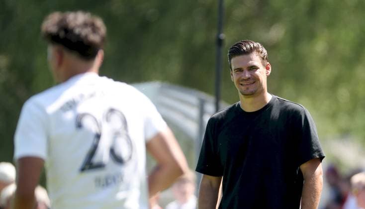 28 06 2025, xfsx, Herren, Fußball, Saison 2025 2026, Testspiel TSV Karlburg FC Wuerzburger Kickers v li Fabio Tudor TSV Karlburg , Trainer Christopher Bieber TSV Karlburg lacht, lachend, lächeln, Freude Karlstadt Karlburg Fundamentun Sportpark Deutschland
