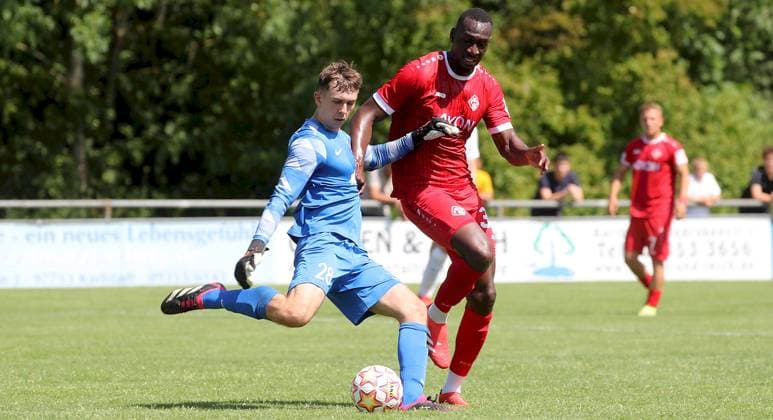 28 06 2025, xfsx, Men, Soccer, Season 2025 2026, Test match TSV Karlburg FC Wuerzburger Kickers v li Linus Eiselein TSV Karlburg , Tarsis Bonga FC Wuerzburger Kickers Karlstadt Karlburg Fundamentun Sportpark Germany