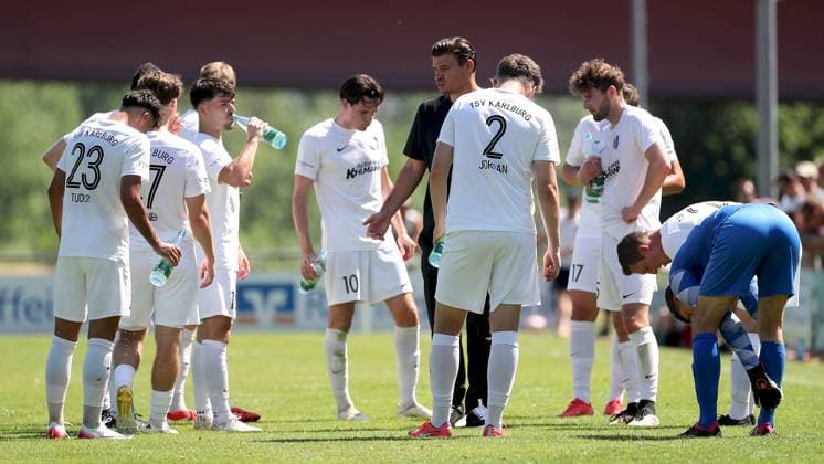 28 06 2025, xfsx, Herren, Fußball, Saison 2025 2026, Testspiel TSV Karlburg FC Wuerzburger Kickers v li Trainer Christopher Bieber TSV Karlburg gives instructions during the drinking break Karlstadt Karlburg Fundamentun Sportpark Germany
