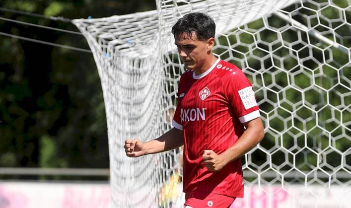 28 06 2025, xfsx, Herren, Fußball, Saison 2025 2026, Testspiel TSV Karlburg FC Wuerzburger Kickers v li Eroll Zejnullahu FC Wuerzburger Kickers ball the fists, jubiliert, Einzelbild Karlstadt Karlburg Fundamentun Sportpark Deutschland