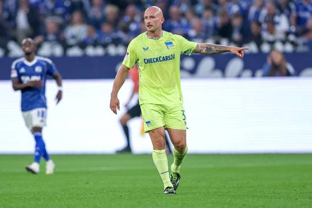 01 08 2025, Soccer, FC Schalke 04 Hertha BSC, 1 Matchday, 2 Soccer Bundesliga, Veltins Arena Gelsenkirchen, Season 2025 2026 Toni Leistner Hertha BSC 37 gesticulating DFB regulations prohibit any use of photographs as image sequences and or quasi video North Rhine-Westphalia Germany