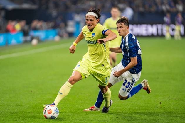 GER, 2 FBL FC Schalke 04 vs Hertha BSC Berlin 01 08 2025, Veltins Arena, Gelsenkirchen, GER, 2 FBL FC Schalke 04 vs Hertha BSC Berlin in the picture duel between Fabian Reese Hertha BSC Berlin, 11 and Vitalie Becker FC Schalke 04, 33 nordphotoxGmbHxx xChristianxSchulze nph000300