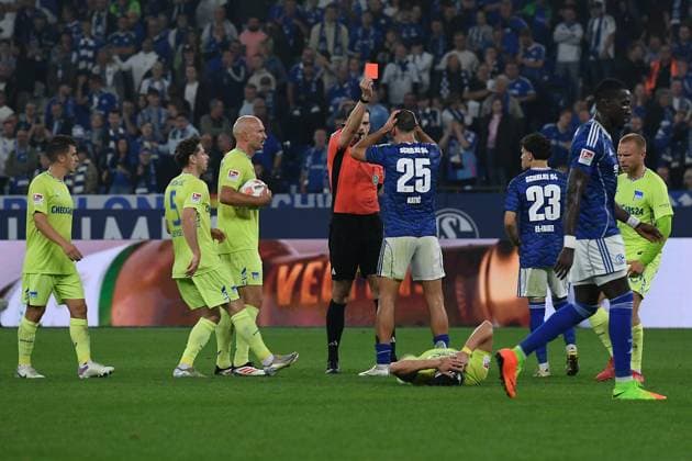 Soccer 2 Bundesliga 1 Matchday FC Schalke 04 Hertha BSC Berlin on 01 08 2025 at the Veltins Arena in Gelsenkirchen Referee Richard Hempel, in the back Nikola Katic shows Schalke , in the front the yellow red card DFL regulations prohibit any use of photographs as image sequences and or quasi video xRx