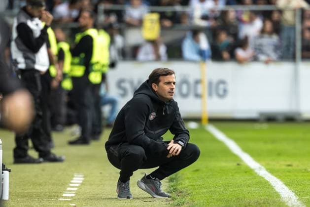 30 07 2025, Das Goldberg Stadion, Grödig, AUT, Test match, Al Nassr FC vs FC Toulouse, in the picture Trainer Carles Martinez Toulouse Trainer Carles Martinez Toulouse during an international friendly match between Al Nasar FC and Toulouse FC at the Das Goldberg Stadion in Grödig, Austria on 2025 07 30 Expa Grödig  EP_gro