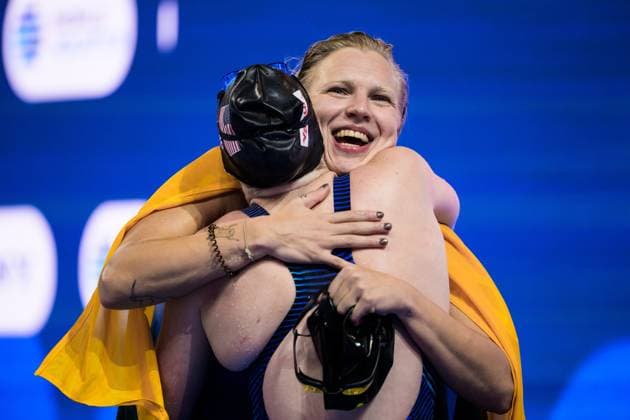 250803 Lilly King of USA and Ruta Meilutyte of Lithuania hug each other after competing in women™s 50 meters breaststroke swimming final during day 24 of the World Aquatics Championships on August 3, 2025 in Singapore Photo Joel Marklund BILDBYRAN kod JM JM0718 bbeng simning swimming svomming sim vm vm sim vm 2025 world aquatics championships 2025 dam  Copyright: JOELxMARKLUND BB250803JM080