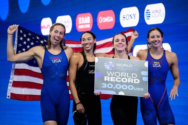 250803 Gretchen Walsh, Torri Huske, Regan Smith and Kate Douglass of USA celebrate after winning women™s 4x100 meters medley swimming relay final during day 24 of the World Aquatics Championships on August 3, 2025 in Singapore Photo Joel Marklund BILDBYRAN kod JM JM0718 bbeng simning swimming svomming sim vm vm sim vm 2025 world aquatics championships 2025 jubel  Copyright: JOELxMARKLUND BB250803JM114