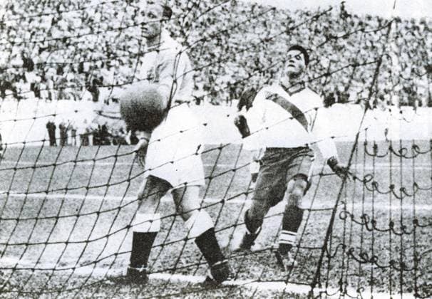 Football World Cup in Brazil Fight Group 2 England USA 0 1 0 1 the Siegtor from Gaetjen right USA Goalkeeper Williams left tight looks sad the Ball After 29 06 1950 in Belo Horizons Brazil Archive
