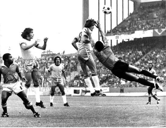 Football World Cup in Germany Final Round Group 2 Zaire Kongo Brazil 0 3 0 1 this one Head ball Leivinhas failed be Target u B Z v l Mana Zaire , Marinho BRA , Rive Lino BRA , Leivinha BRA and Goalkeeper Kazadi Zaire 22 06 1974 in Gelsenkirchen Stadium Germany