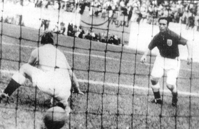 Football World Cup in Brazil Fight Group 2 USA England 1 0 1 0 u B Z the only one Favor goal in this Game Goalkeeper Bert Williams left tight was a chance right Alf Ramsey tight 29 06 1950 in Belo Horizons Estadio Mineiro Brazil Archive