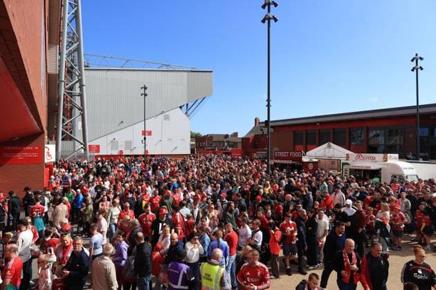 Fußball Vor-Saison-Freundschaftsspiel Liverpool gegen Athletic Bilbao 4. August 2025 Vor-Saison-Freundschaftsspiel Liverpool gegen Athletic Bilbao Fans versammeln sich draußen, nachdem die Haupttribüne in Anfield vor dem Spiel evakuiert wurde Foto Simon Stacpoole Offside Liverpool UK  Copyright: xSimonxStacpoolexOffside