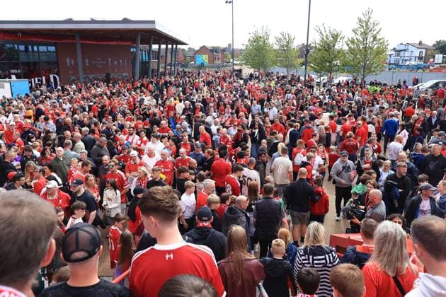 Fußball Vor-Saison-Freundschaftsspiel Liverpool gegen Athletic Bilbao 4. August 2025 Vor-Saison-Freundschaftsspiel Liverpool gegen Athletic Bilbao Fans versammeln sich draußen, nachdem die Haupttribüne in Anfield vor dem Spiel evakuiert wurde Foto Simon Stacpoole Offside Liverpool UK  Copyright: xSimonxStacpoolexOffside